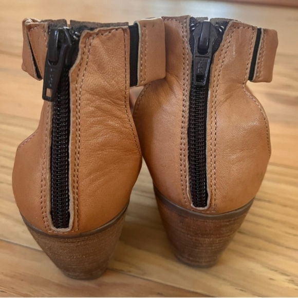 Sundance Made in Italy Strappy Zip Back Nude/Neutral Leather Sandals Wood Heels - Picture 3 of 3